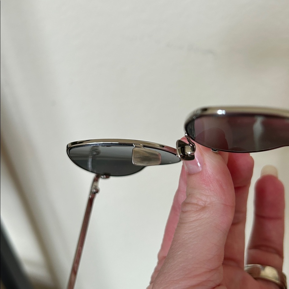 Saint Laurent SL 301 Loulou Heart-Shape Sunglasses Gold Frame Black/Gradient Len - Picture 11 of 17